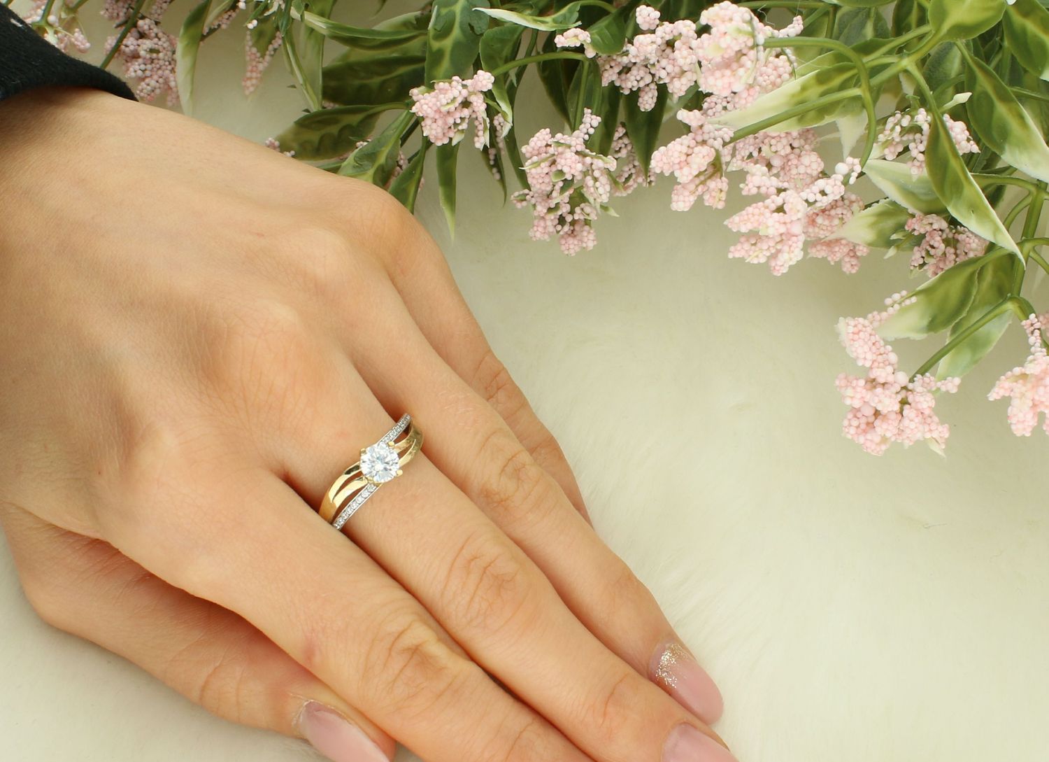 Pierścionek złoty cyrkonia próba 375, PI 1962 375 Pierścionek z zachowaniem dbałości o każdy szczegół i detal. Dodatek łączy w sobie symbolikę kruszcu i koloru, z jednej strony może więc być kojarzony.jpg